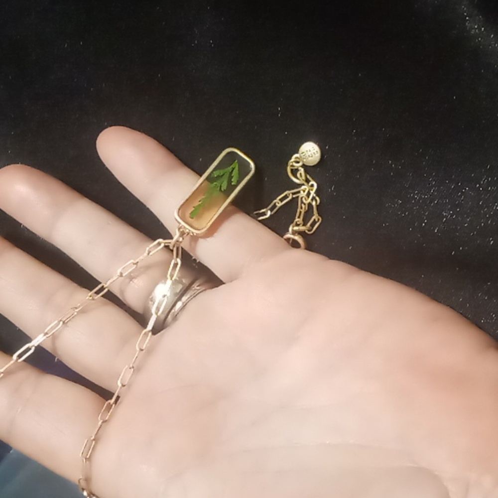 Such Designer Gold Leaf Pendant Delicate Paperclip Chain Necklace 18 In Long.